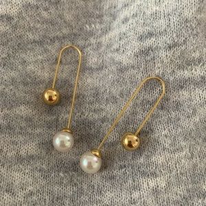 Geometric pearl earrings
